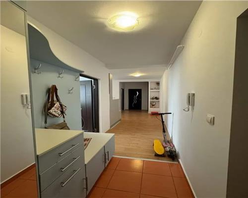 Apartament 2 camere si parcare in zona Eroilor!