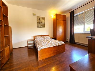 Apartament 3 camere,100mp,curte,parcare,zona Parcului Central